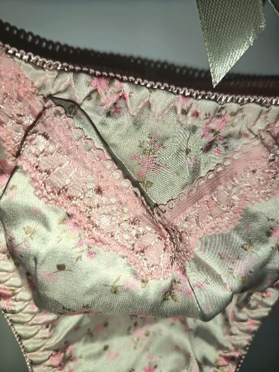 Womens  white Floral Thong Panties Lace trim Low Rise Soft silky feel size S 8