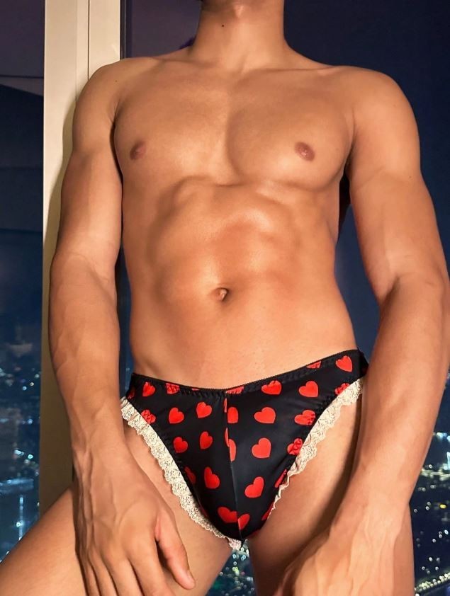 Silky feel Sissy thongs men's cd tv satin shiny hearts print black size S / 8